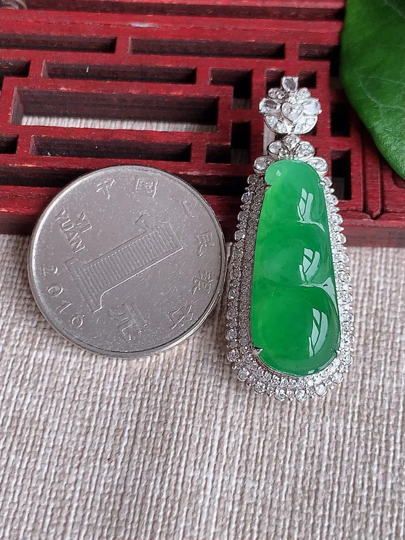 天然A货翡翠18K金伴阳绿四季豆福豆平安豆吊坠尺寸40.3×15.3×11裸石26×10m量8.20g 0604