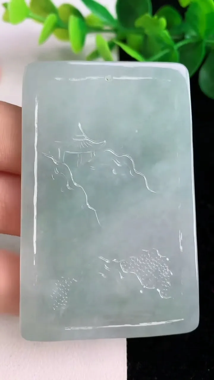 天然A货翡翠牌吊坠，尺寸62.8-41.5-4.7，重量:37.67g
6月5日