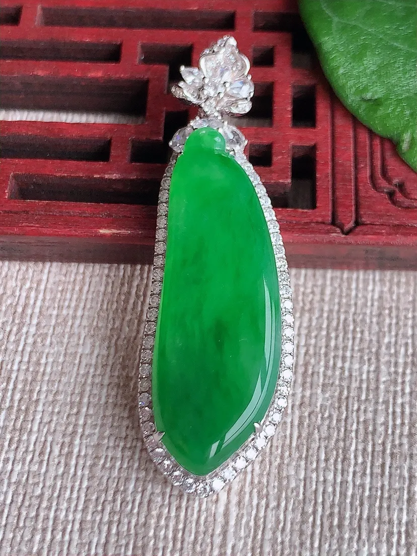 天然A货翡翠18K金伴阳绿福瓜吊坠尺寸44×13.6×6.6裸石32×10.8m量6.85g 060