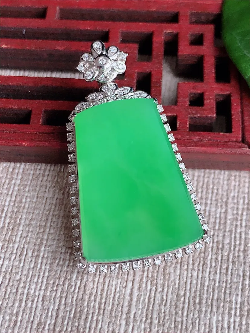 天然A货翡翠18K金伴甜绿无事牌吊坠尺寸35.3×20×8裸石23×16.7m量8.47g 0604