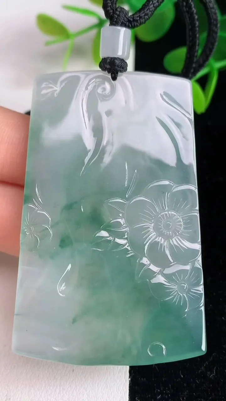 天然A货翡翠飘花虚空藏观音菩萨吊坠，尺寸59.6-38.4-5，重量:32.82g
6月5日