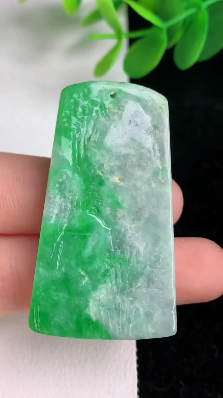 天然A货翡翠山水牌吊坠，尺寸47-26-8.7，重量:25.86g
6月5日