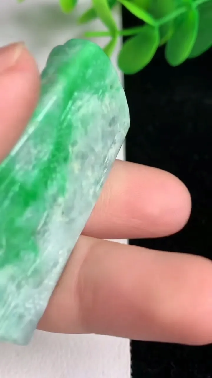 天然A货翡翠山水牌吊坠，尺寸47-26-8.7，重量:25.86g
6月5日
