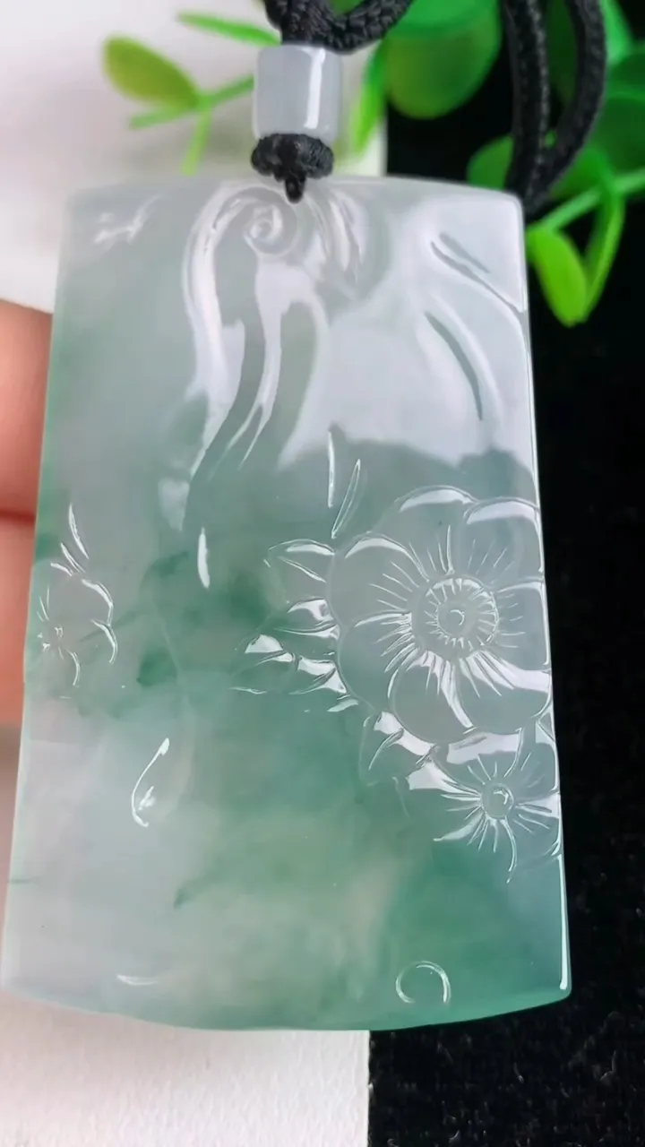 天然A货翡翠飘花虚空藏观音菩萨吊坠，尺寸59.6-38.4-5，重量:32.82g
6月5日