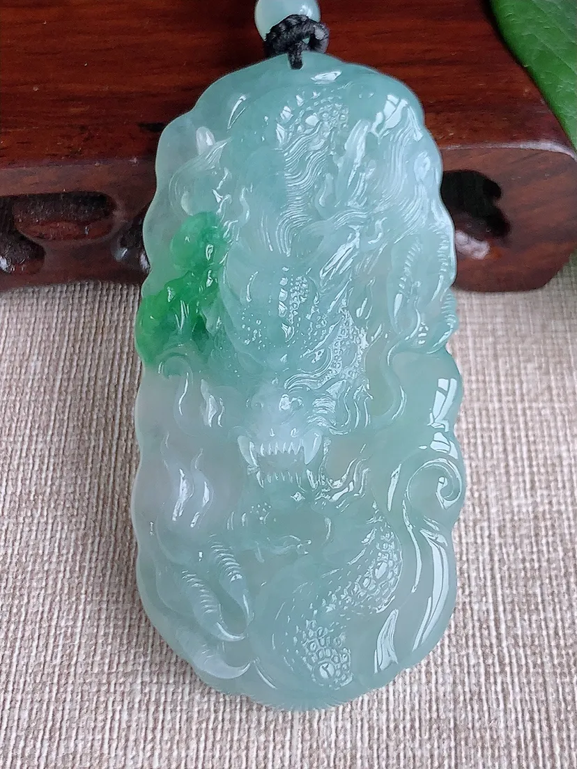 天然A货翡翠飘绿龙牌吊坠尺寸69.6×34×113m量51.16g 0604