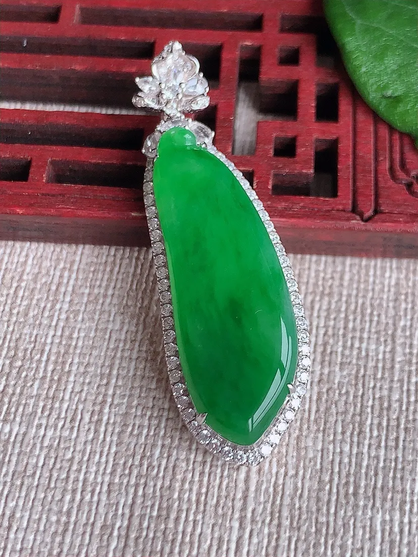 天然A货翡翠18K金伴阳绿福瓜吊坠尺寸44×13.6×6.6裸石32×10.8m量6.85g 0604