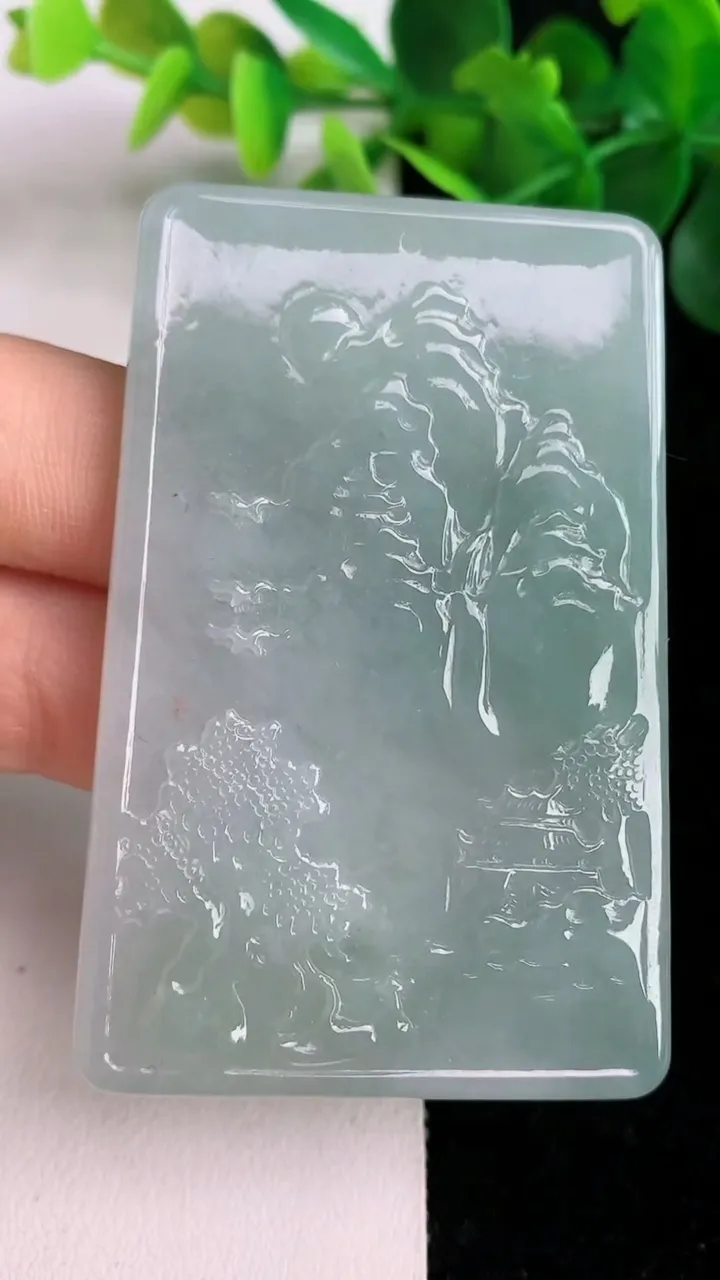 天然A货翡翠牌吊坠，尺寸62.8-41.5-4.7，重量:37.67g
6月5日