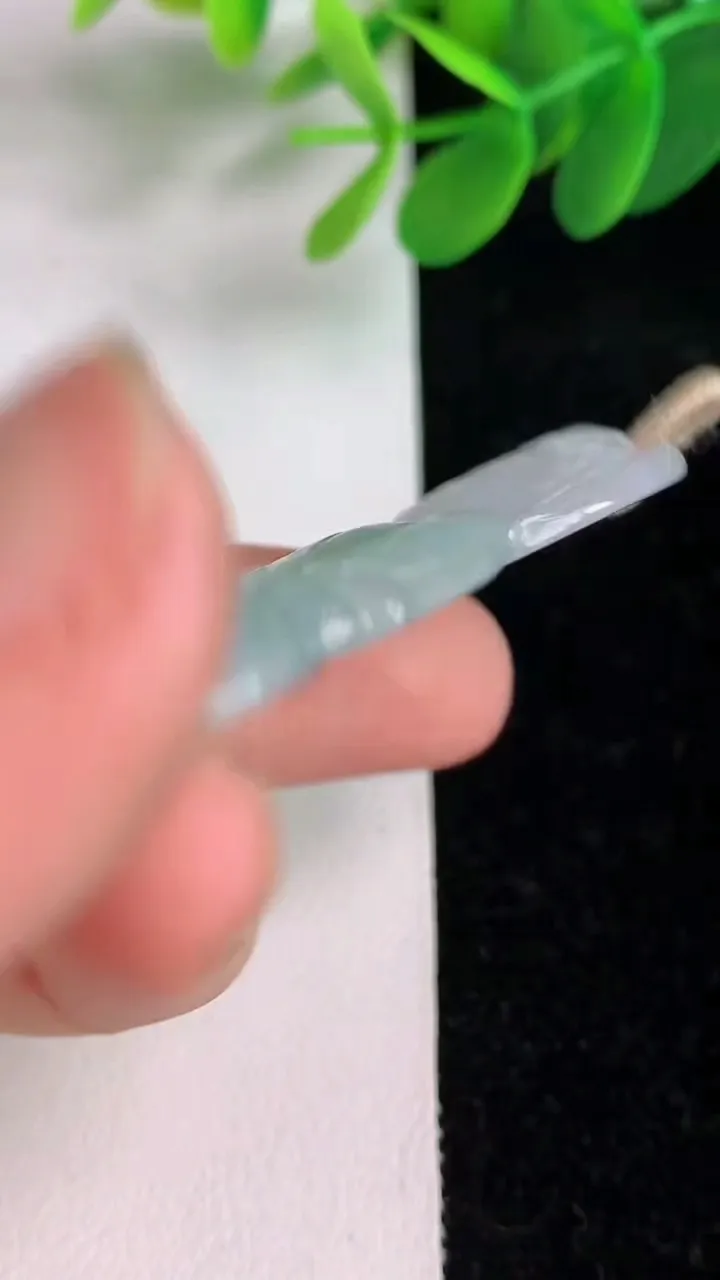 天然A货翡翠飘花观音菩萨吊坠，尺寸53.6-30-5.7，重量:15.07g
6月5日