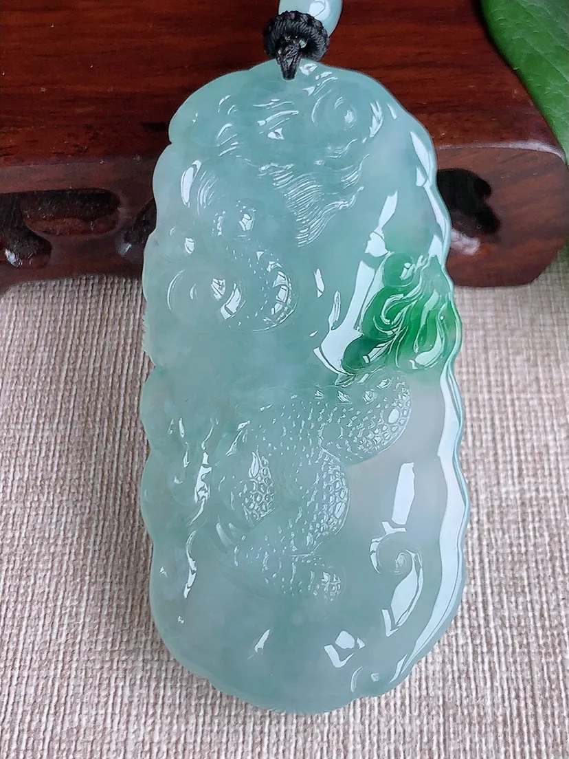 天然A货翡翠飘绿龙牌吊坠尺寸69.6×34×113m量51.16g 0604