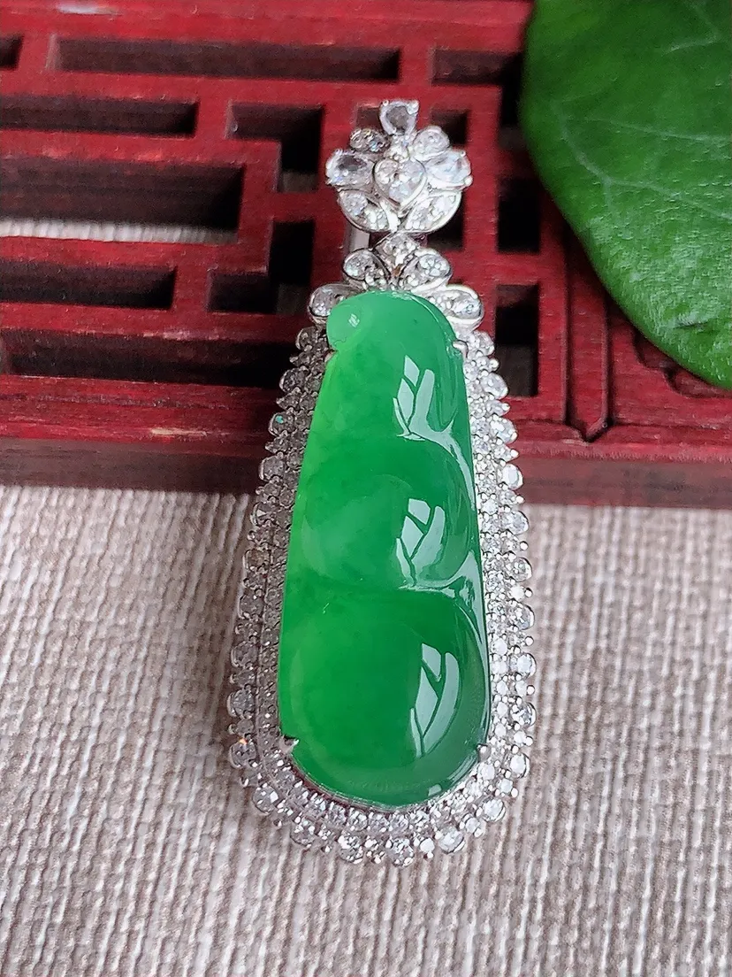 天然A货翡翠18K金伴阳绿四季豆福豆平安豆吊坠尺寸40.3×15.3×11裸石26×10m量8.20