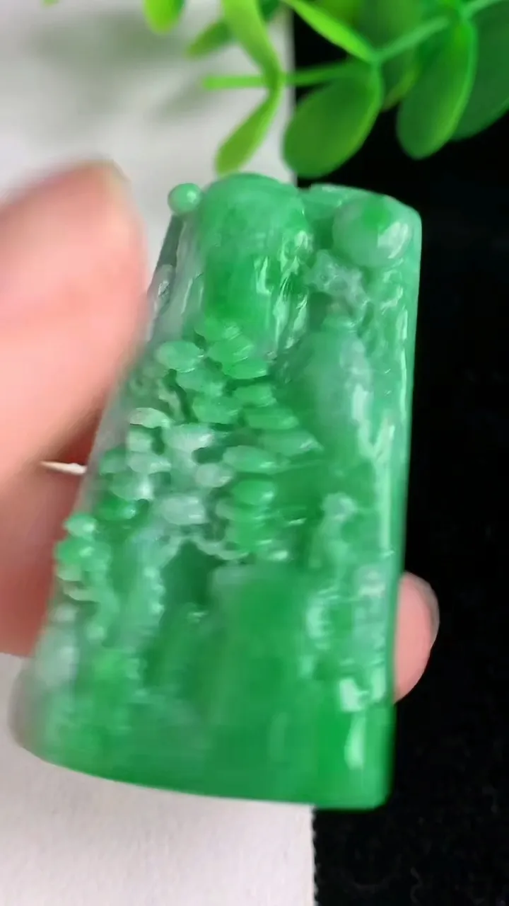 天然A货翡翠山水牌吊坠，尺寸47-26-8.7，重量:25.86g
6月5日