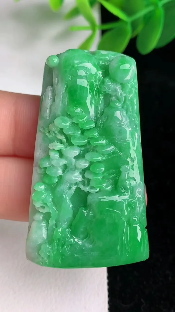 天然A货翡翠山水牌吊坠，尺寸47-26-8.7，重量:25.86g
6月5日