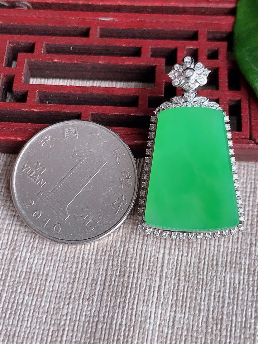 天然A货翡翠18K金伴甜绿无事牌吊坠尺寸35.3×20×8裸石23×16.7m量8.47g 0604
