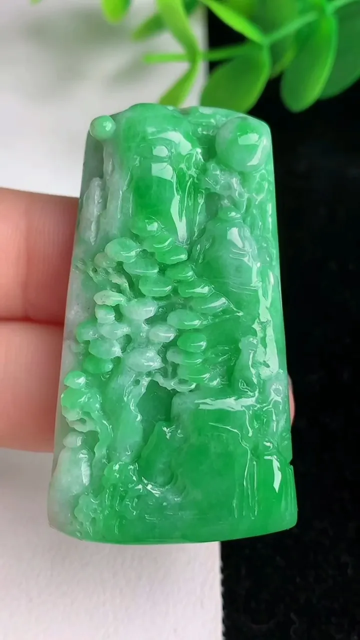 天然A货翡翠山水牌吊坠，尺寸47-26-8.7，重量:25.86g
6月5日