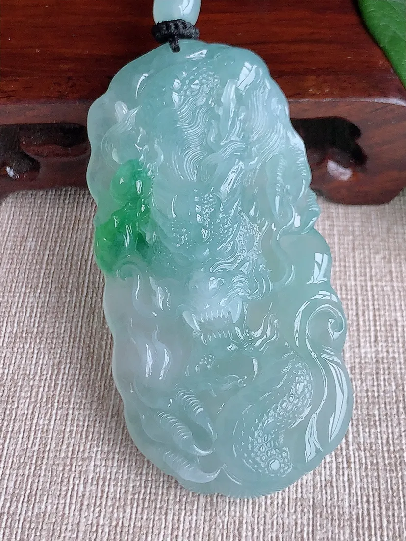 天然A货翡翠飘绿龙牌吊坠尺寸69.6×34×113m量51.16g 0604