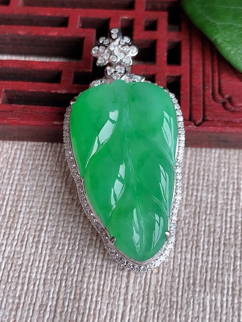 天然A货翡翠18K金伴满绿叶子金枝玉叶吊坠尺寸40.5×19.4×8裸石28.7×15.6m量7.54g 0604