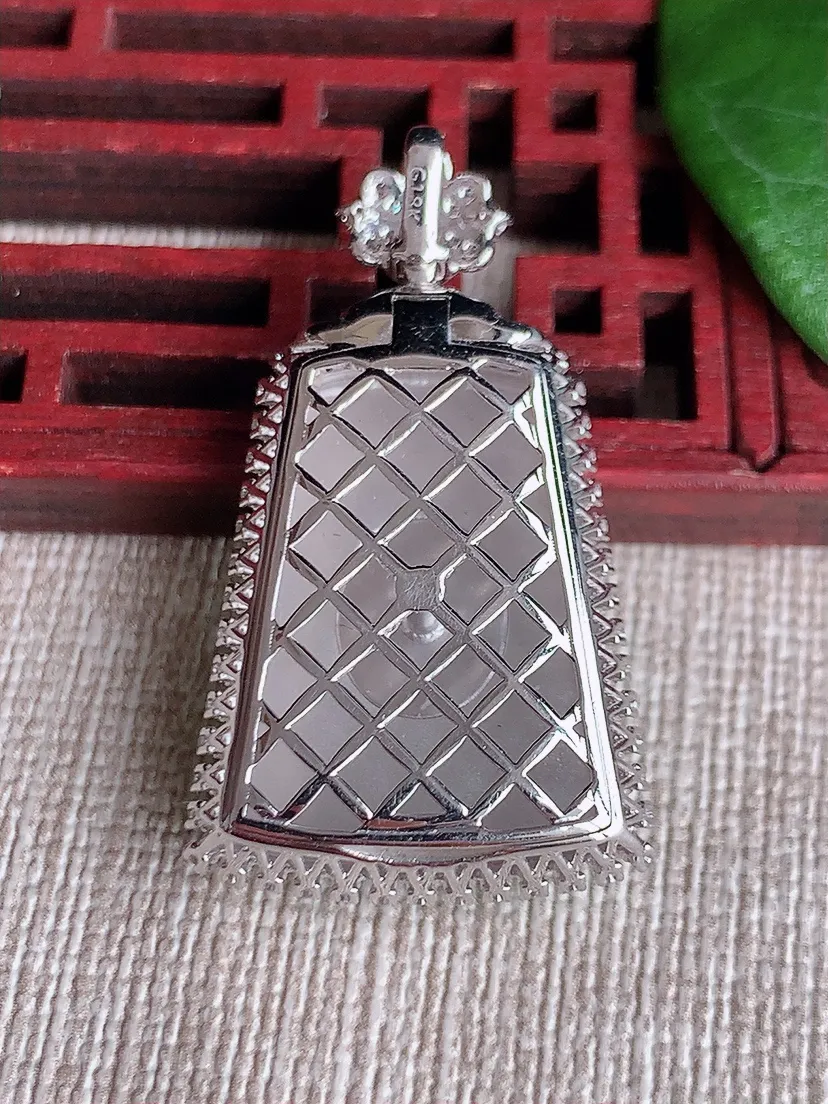 天然A货翡翠18K金伴甜绿无事牌吊坠尺寸35.3×20×8裸石23×16.7m量8.47g 0604