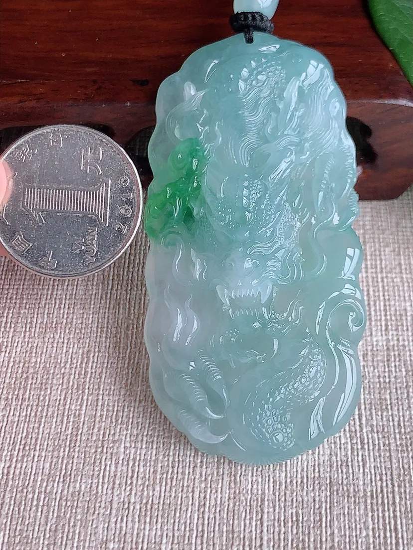天然A货翡翠飘绿龙牌吊坠尺寸69.6×34×113m量51.16g 0604