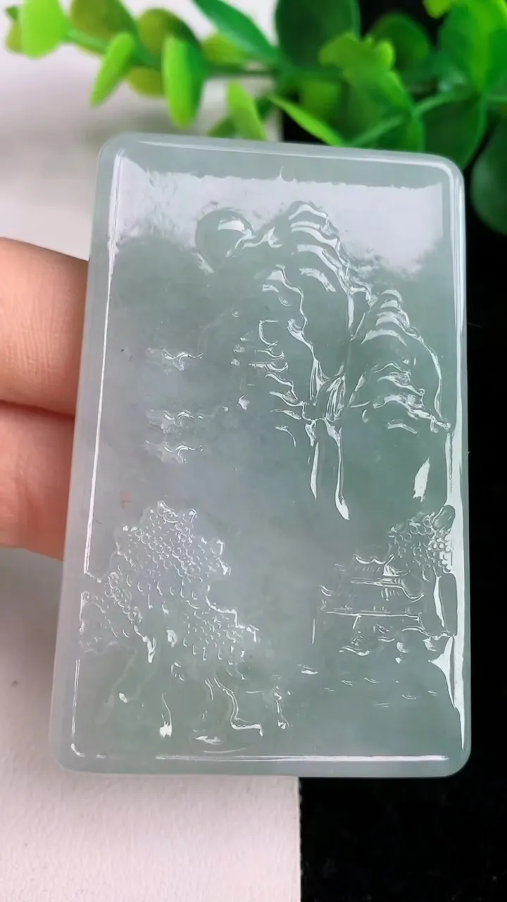 天然A货翡翠牌吊坠，尺寸62.8-41.5-4.7，重量:37.67g
6月5日