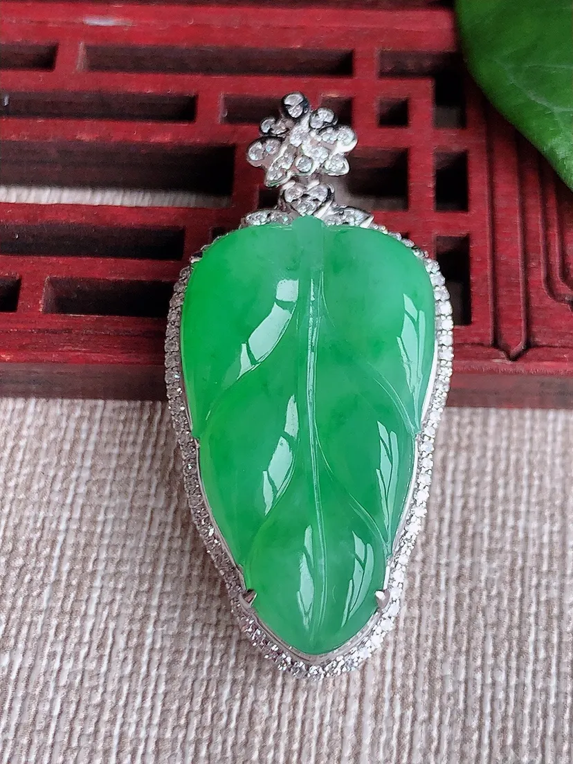 天然A货翡翠18K金伴满绿叶子金枝玉叶吊坠尺寸40.5×19.4×8裸石28.7×15.6m量7.5