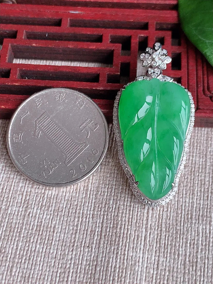 天然A货翡翠18K金伴满绿叶子金枝玉叶吊坠尺寸40.5×19.4×8裸石28.7×15.6m量7.54g 0604