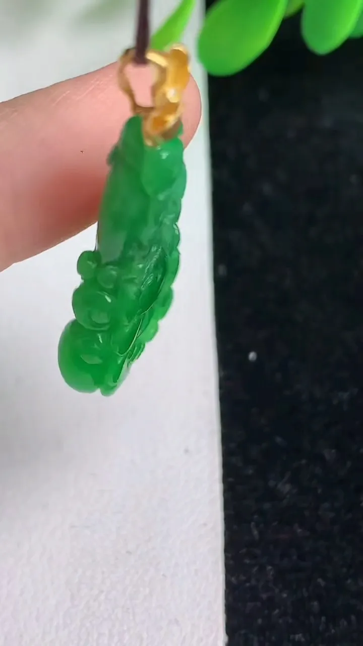 天然A货翡翠白菜吊坠，尺寸28.2-15.6-5.6，重量:4.55g
6月6日