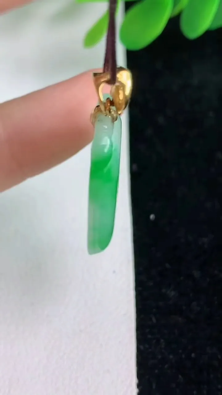天然A货翡翠如意吊坠，尺寸29.3-20-3.6，重量:4.91g
6月6日
