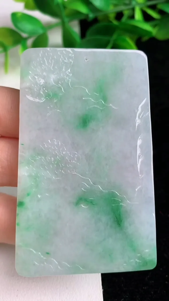 天然A货翡翠山水牌吊坠，尺寸68.5-43.2-4.8，重量:40.19g
6月6日