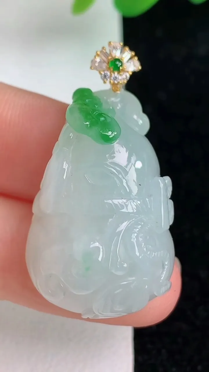天然A货翡翠葫芦吊坠，尺寸28.4-19-12.3，重量12.46g
6月6日
