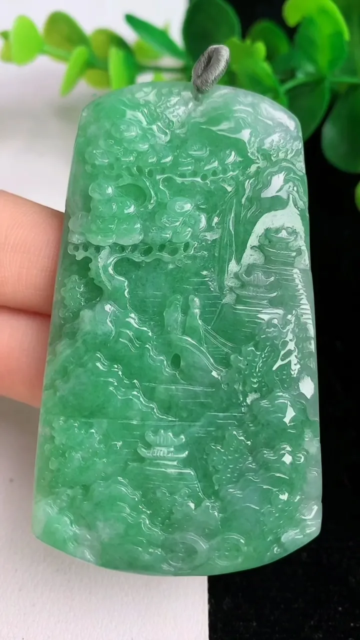 天然A货翡翠山水牌吊坠，尺寸69.5-40.4-5，重量:30.57g
6月6日