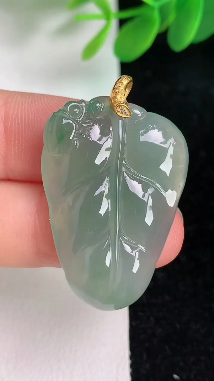 天然A货翡翠金枝玉叶叶子吊坠，尺寸32.7-23.2-5.6，重量:8.02g
6月6日