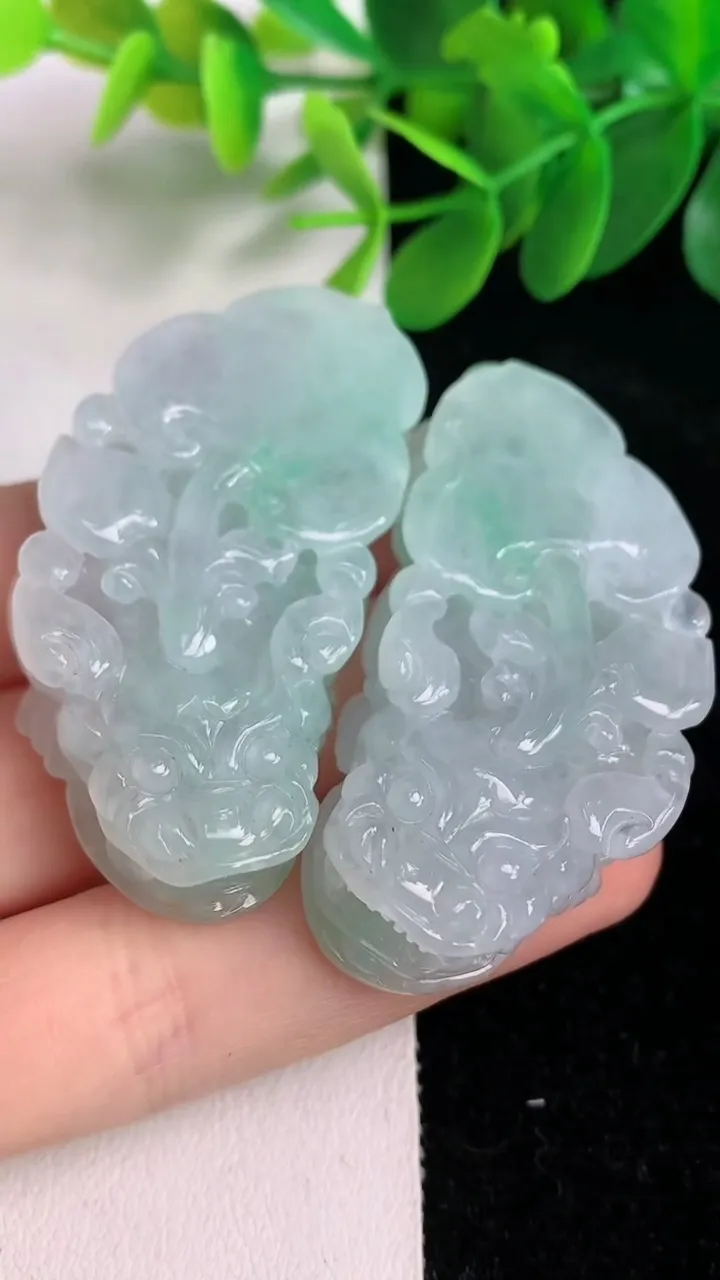 天然A货翡翠貔貅吊坠一对，尺寸50.6-24-11.6，重量:65.60g
6月6日
