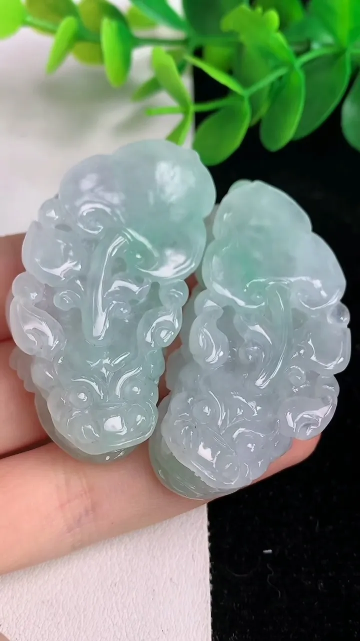 天然A货翡翠貔貅吊坠一对，尺寸50.6-24-11.6，重量:65.60g
6月6日
