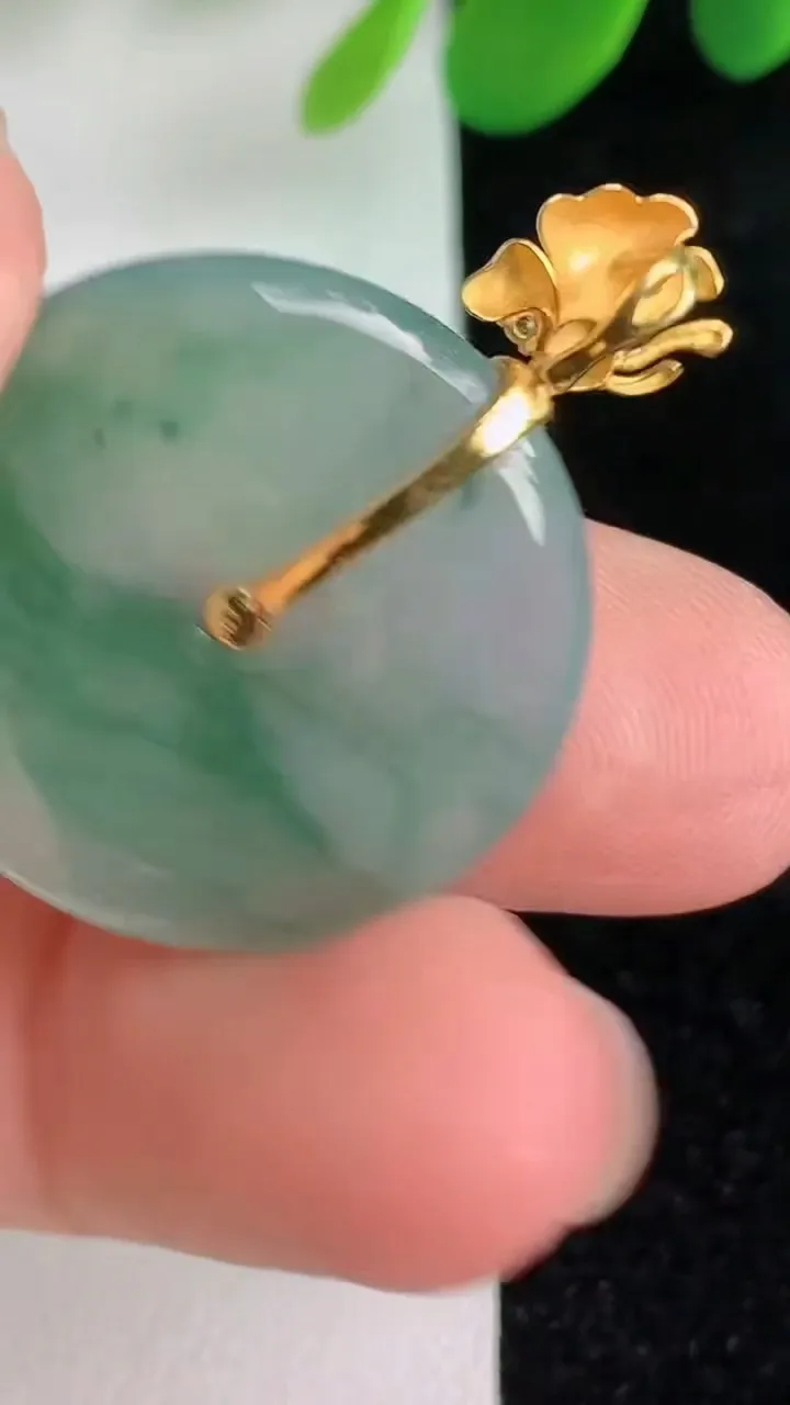 天然A货翡翠18k金飘花平安扣吊坠，尺寸23.8-3.7，重量:4.97g
6月6日