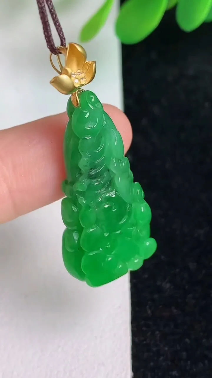 天然A货翡翠白菜吊坠，尺寸28.2-15.6-5.6，重量:4.55g
6月6日