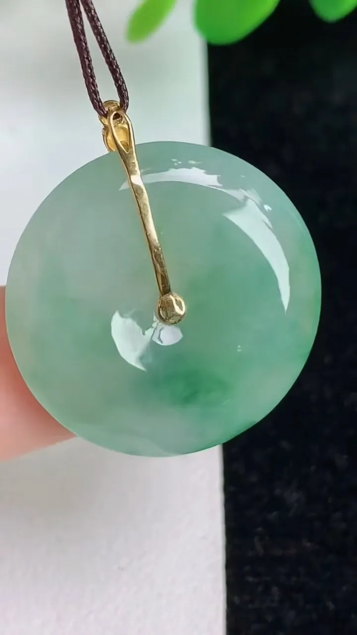 天然A货翡翠18k金飘花平安扣吊坠，尺寸24.6-4.6，重量:6.14g
6月6日