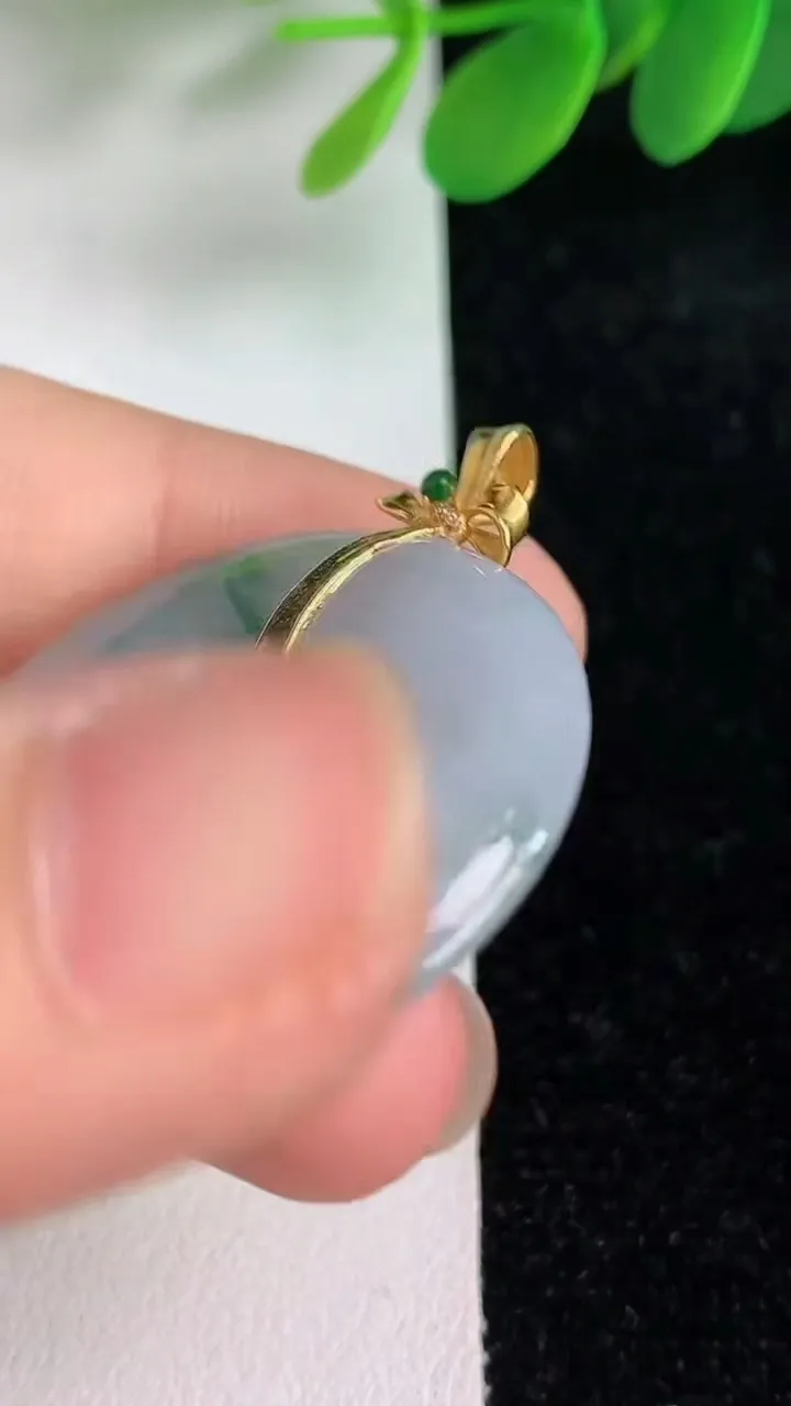天然A货翡翠18k金飘花平安扣吊坠，尺寸31-5.5，重量:11.42g
6月6日