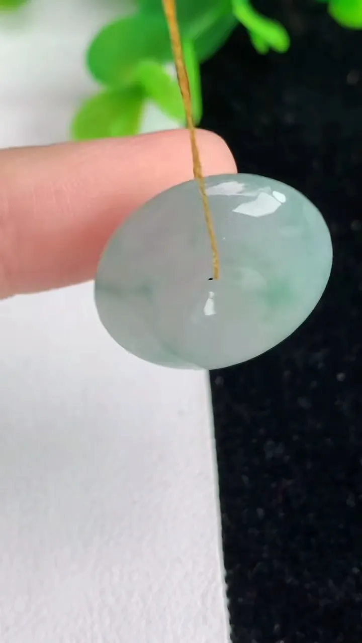 天然A货翡翠飘花平安扣吊坠，尺寸20-5.8，重量:5.38g
6月6日