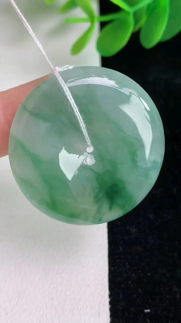 天然A货翡翠飘花平安扣吊坠，尺寸32.8-5.7，重量:13.35g
6月6日