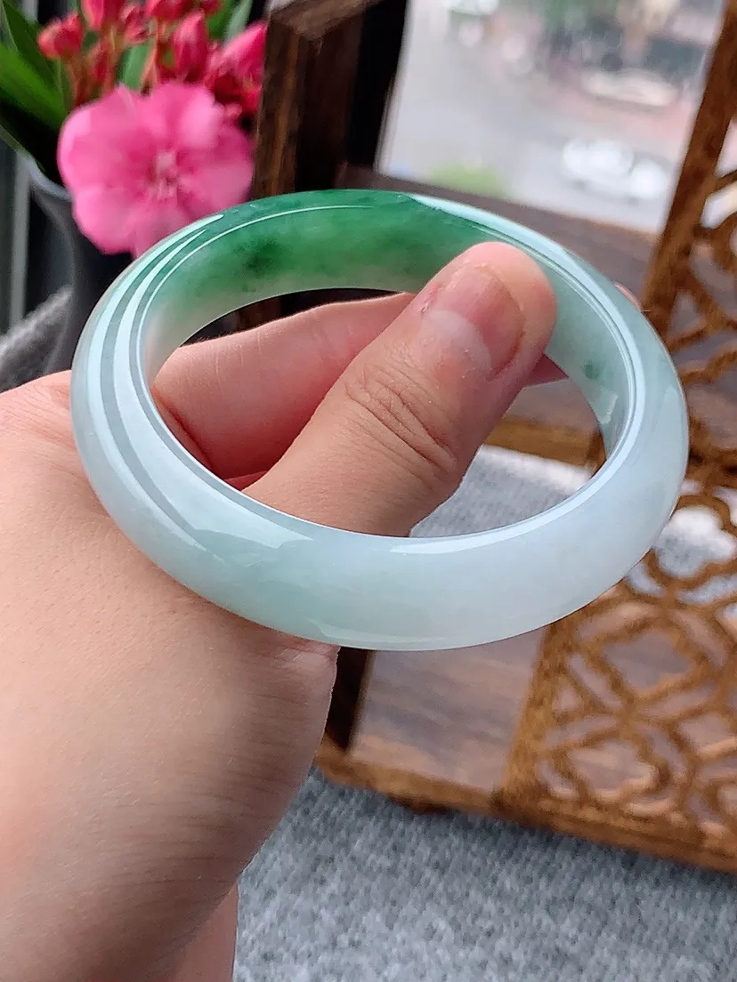 天然A货翡翠飘绿正装正圈手镯53-54圈口 尺寸53.3×12.5×8mm 重量56.62g 0604