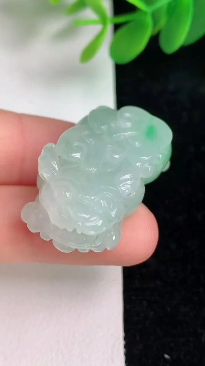 天然A货翡翠貔貅吊坠，尺寸33.6-19.3-12.2，重量:18.12g
6月6日