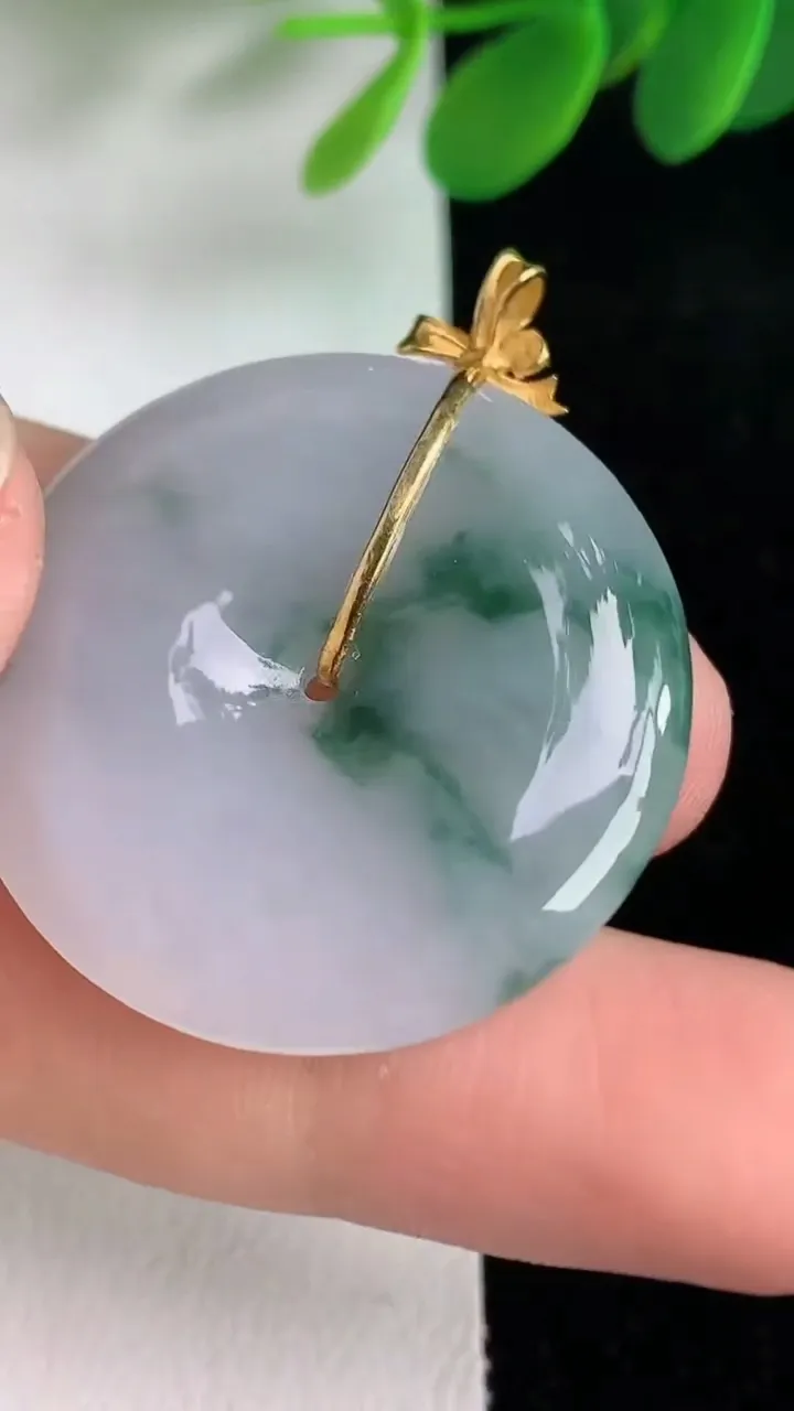 天然A货翡翠18k金飘花平安扣吊坠，尺寸31-5.5，重量:11.42g
6月6日