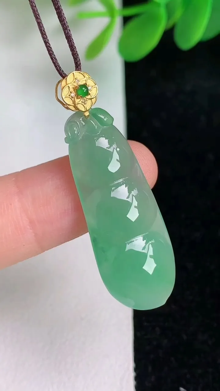 天然A货翡翠福豆吊坠，尺寸30.6-11.8-4，重量:3.25g
6月6日