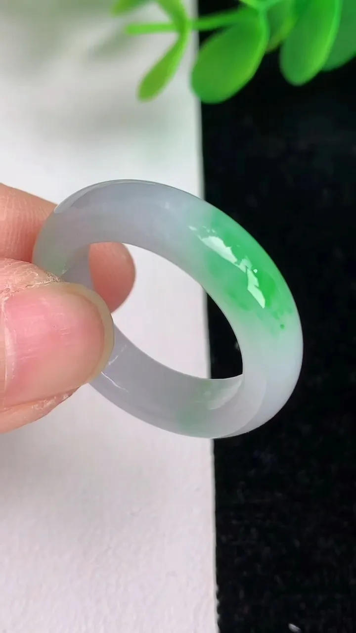 天然A货翡翠戒指指环，尺寸21-6.3-3.7，重量:6.12g2025年6月6日
工厂直销收藏佳品