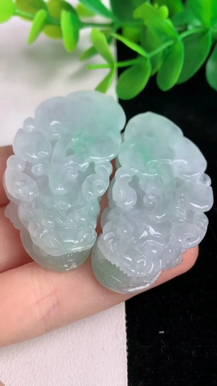 天然A货翡翠貔貅吊坠一对，尺寸50.6-24-11.6，重量:65.60g
6月6日