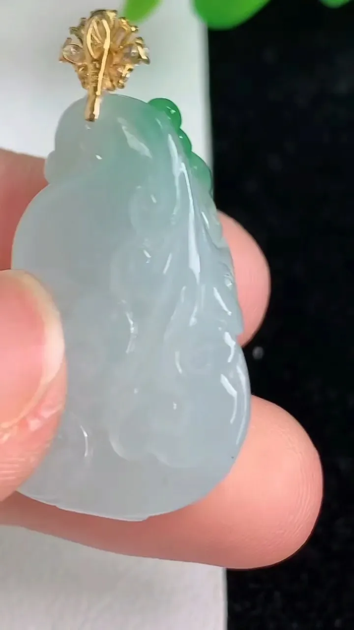 天然A货翡翠葫芦吊坠，尺寸28.4-19-12.3，重量12.46g
6月6日