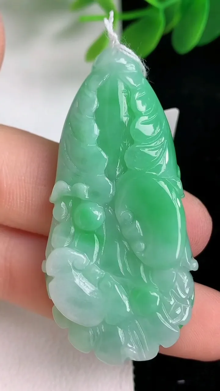 天然A货翡翠白菜吊坠，尺寸49.7-24.2-9.5，重量:20.73g
6月6日