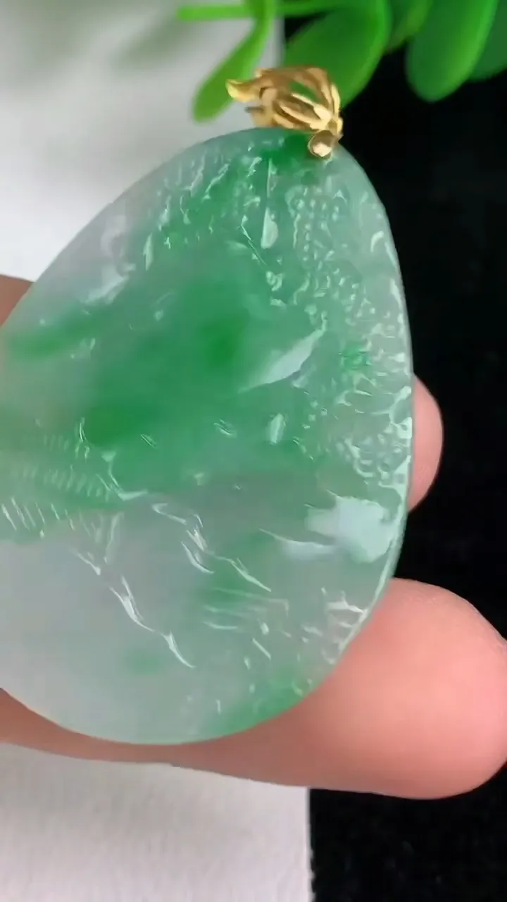 天然A货翡翠山水牌吊坠，尺寸28-29-4.7，重量:10.79g
6月6日