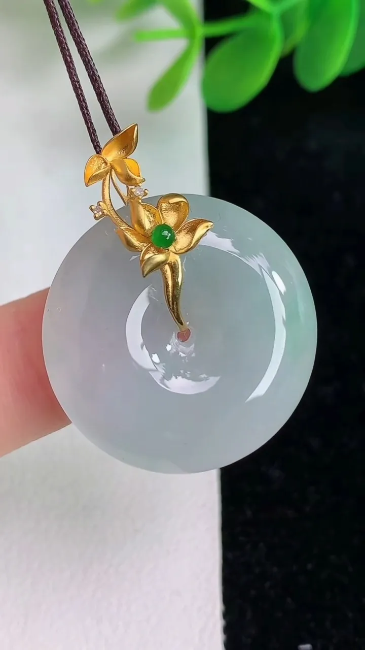 天然A货翡翠18k金飘花平安扣吊坠，尺寸25-6.4，重量:8.24g
6月6日