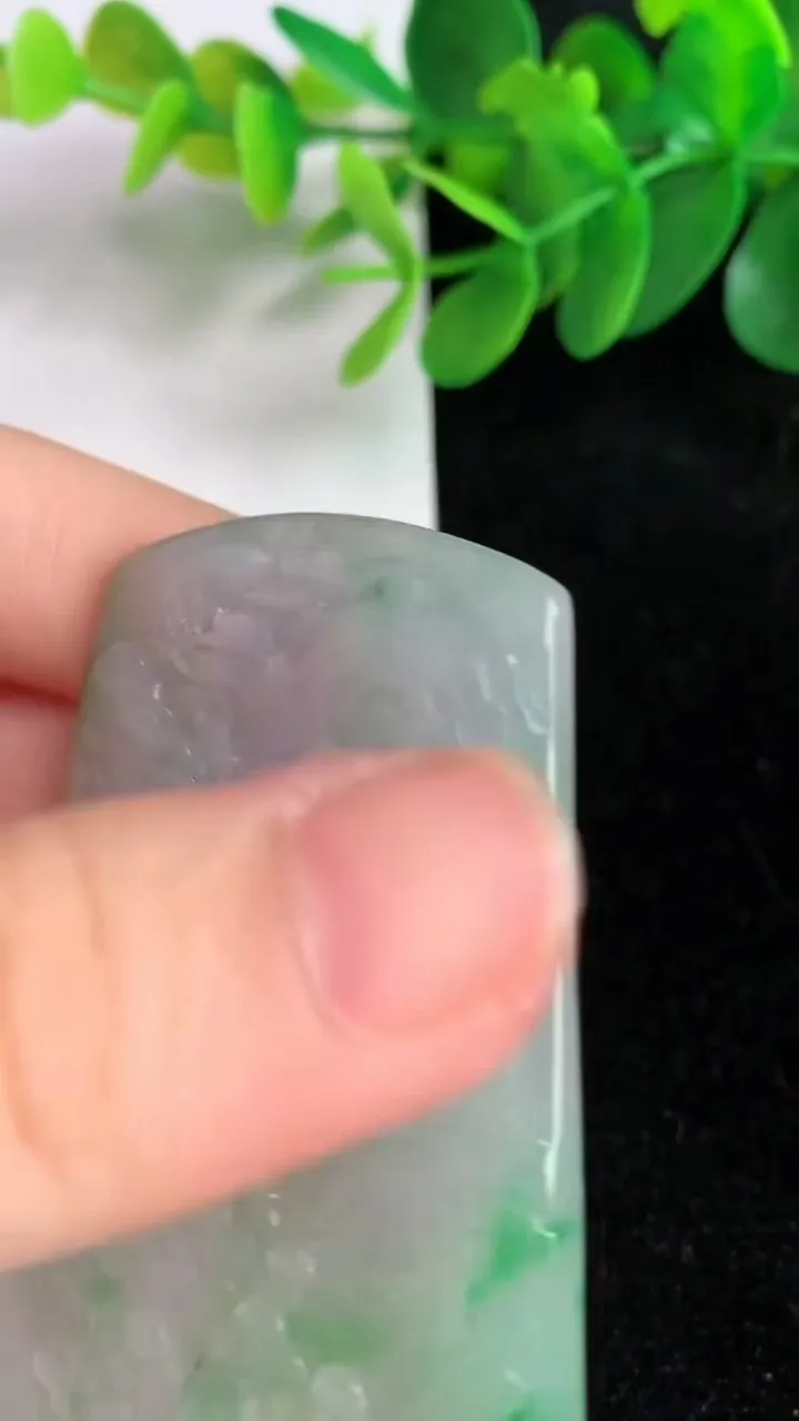天然A货翡翠山水牌吊坠，尺寸68.6-46.5-6，重量:41.39g
6月6日